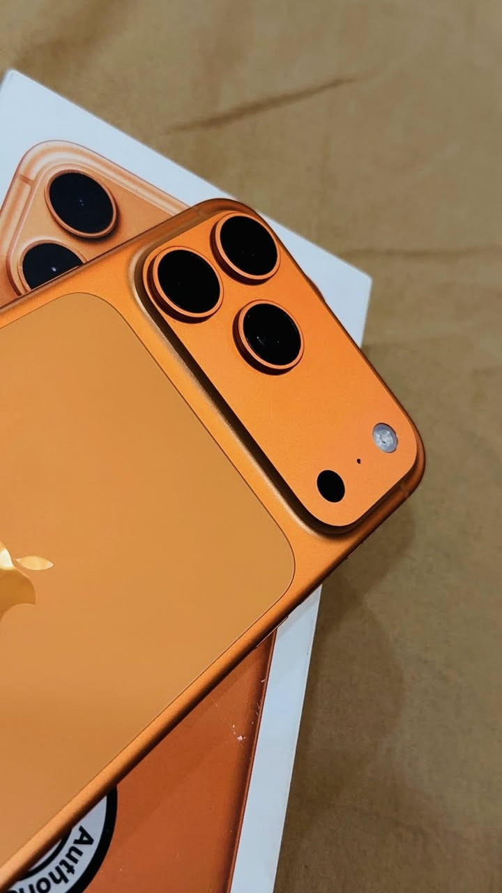 السلام عليكم 

17 برو ماكس 256 ماسترررررر
شرق اوسط شريحة 
بطاريته 100 نظافته 100 مشحون 50 مره مستخدم شهرين ملحقاته كامله سعره 2200 ألف مكاني بغداد *********** واتس
