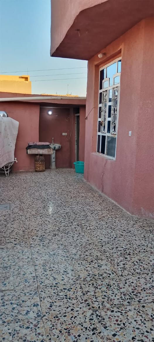 سلام عليكم
بيت للبيع المساحه ٢٥٠ متر يتكون من غرفتين استقبال مطبخ صاله جبيره خدمات كامله ماء كهرباء مجاري تبليط 
مع حديقه ٣٠٠ متر العنوان ابو عظام قرية الحاج عماد ابو مصطفى 
مجاور بيت الحاج عماد 
***********
