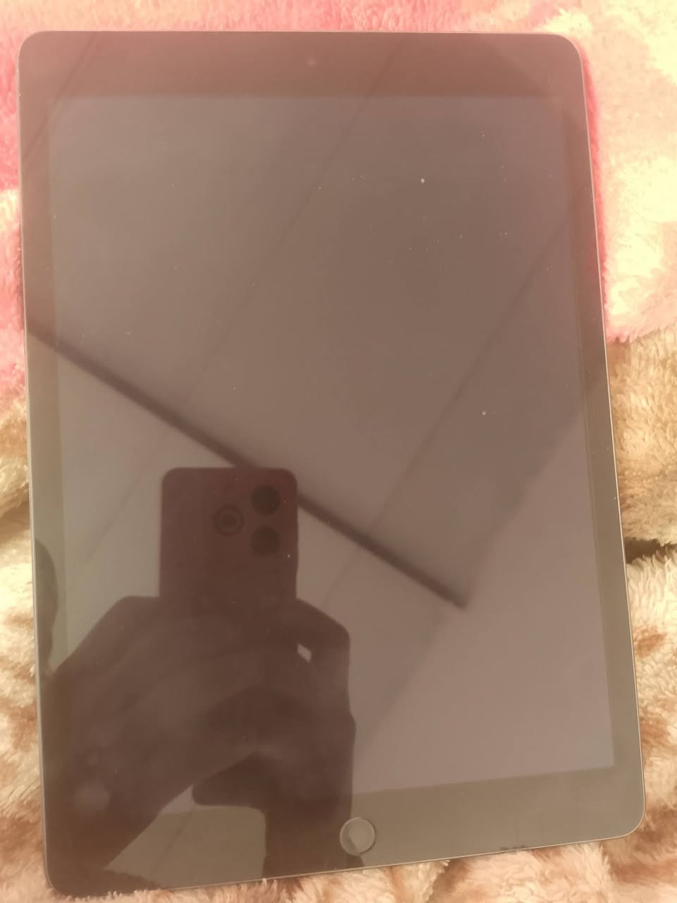 السلام عليكم ايباد 9 نضيف صارلي شهر من شتريته ملحقاته كامله ذاكره 64 السعر 280 مكاني  بغداد مدينه لصدر هاتف ***********
