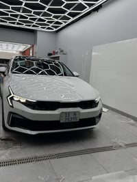 للبيع K5 موديل 2025 ابيض خليجي. مقدمه السيارة مغلفة ppf ضمان 10 سنوات ...