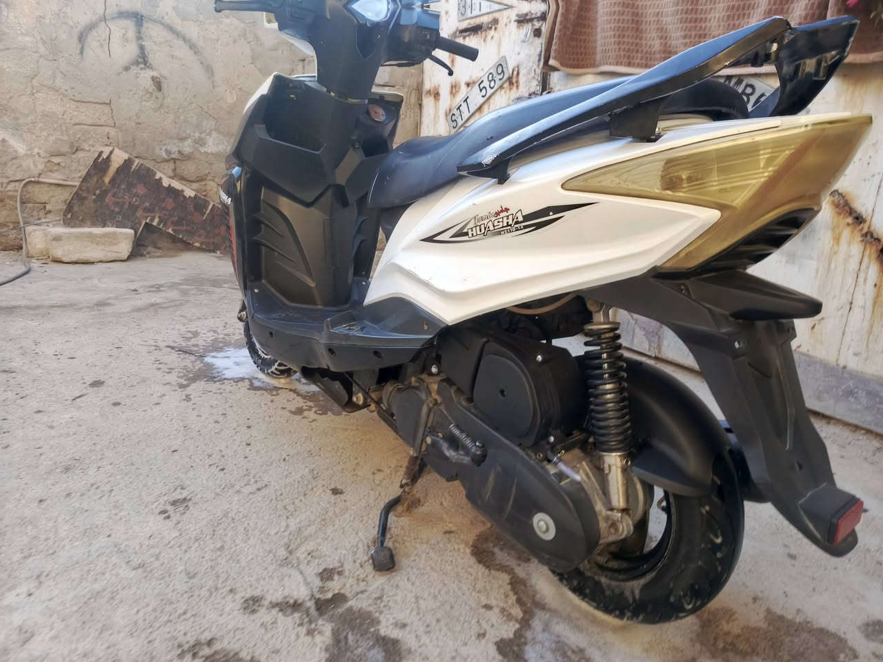 السلام عليكم ورحمة الله وبركاته
للبيع دراجه هواشا صيني لون ابيض بيها دروع ستيل موجودات محرك ماكس بلادي ياباني كابريتر جديده شوته جديده تايرات جددكهربائيات كلها شغاله هندر شغال  باتري جديد  للبيع ب450وبيها مجال مكاني ناصريه الأسكان الصناعي للاتصال(***********)
