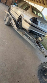 للبيع عربانه بلاديه ناقصها بس  تايرات تايراتها تعبانه السعر ٢٨وبيها مج...