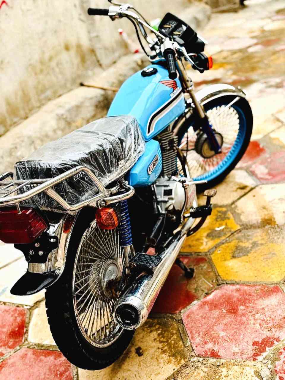 السلام عليكم
دراجة 4 كير للبيع مديل 20 اوراق اصولي وكيلها العارضي 
الدراجة نضيفه كلشي بيها جديد السعر 750 وبيها مجال 
مكاني نجف للستفسار خاص او ***********
ملاحظة -:  اكرر اوراق اصولي  مو سكنر
