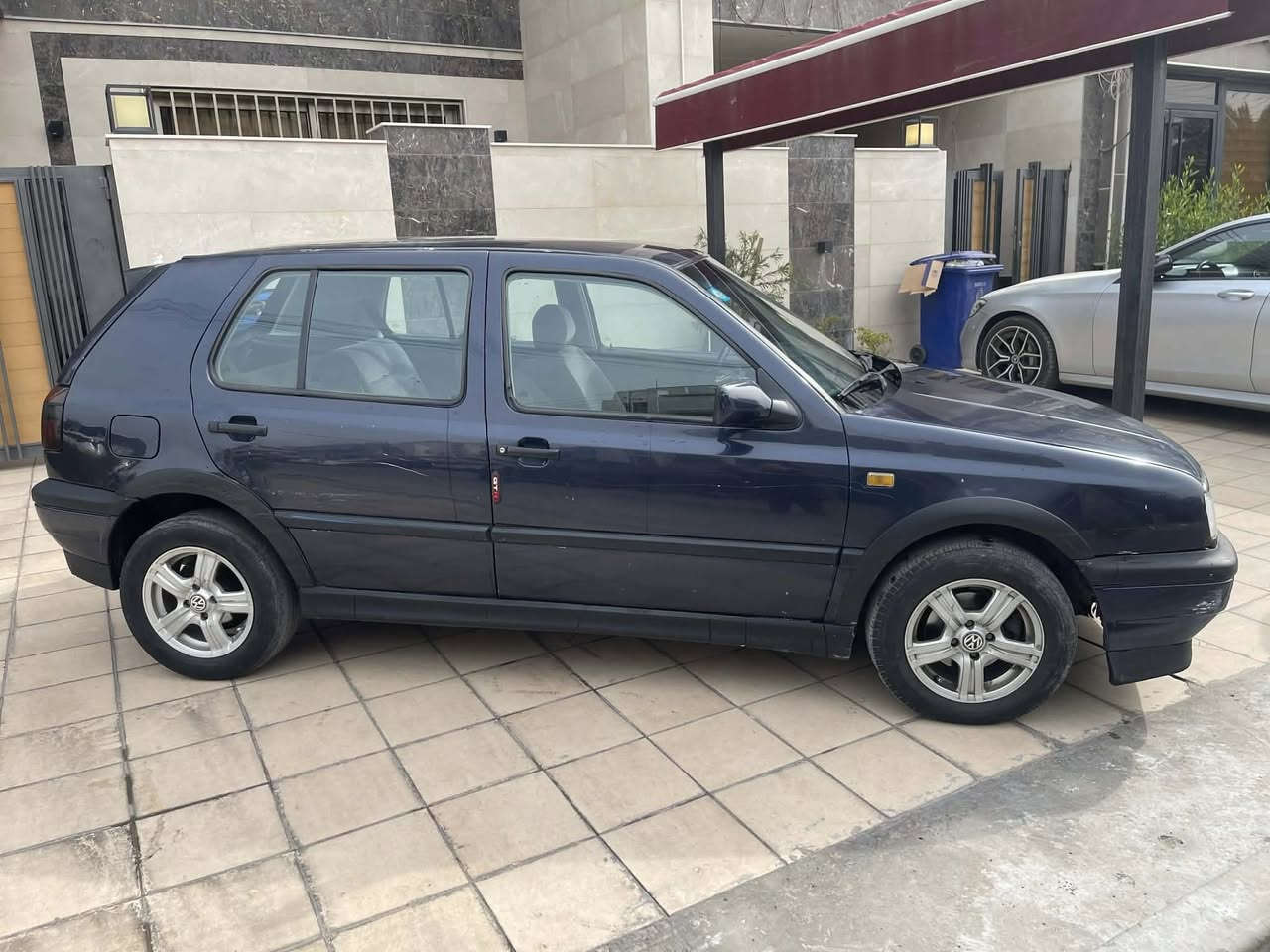 السلام عليكم من رخصة الادمن فولكس واكن كولف جيتا mk3 للبيع موديل 1993 رقم بغداد الدولي الجديد هزة جديدة السياره جاهزة من ناحية كلشي كير اوتوماتيك محرك 2000  (المرغوب) كير مكينه على وضع الشركة تبريد  ثلج❄️ مراوح عاصفة انسة الحماوة وي تبريد 70 مسويلها سيرفس كامل باتري جديد منضومة بانزين جديدة فيتبم (اقتصادي) غرفتها كلش حلوة بطاين جدد شاشة تدعم ابل كار بلاي ويوتيوب وبلوتوث وخرائط + منظومة زينون جديدة + اناره داخليه بلسياره بلوجكترات (تتغير عن طريق الهاتف) مكان السياره بغداد المنصور السعر 50 وبيها مجال 
***********
