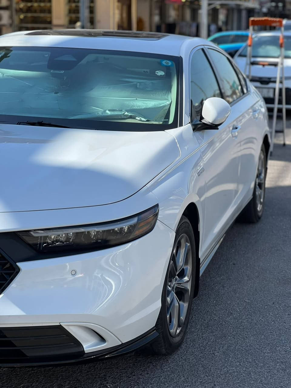 اكورد 2023 EXL هايبرد ( بدون ايرباك حادث خلفي )
( الياباني الاصلي )
          ( عزل و رزانه و متانه اقوه من الكامري )

 داخل جلد ابيض
فول مواصفات ماشيه ( 35 )
مكينه 2.0L ( دوش ) قتصاديه فول 
رقم بغداد تحويل مباشر للمشتري

المواصفات 🔰
تبريد قطعتين + رادار أمامي + نقطة عمياء + فول حساس أمامي + خلفي + كاميرا خلفية + مقاعد خزن ميمري + تحكم كهرباء + تدفئة + فتحة سقف + شاشه جبيره كار بلاي + وسادة ظهر للسائق + مثبت سرعه + تحديد مسار + قياده ذاتيه + هند بريك بصمة + بصمة دخول وتشغيل + 4 أنظمة قيادة + شفتات بالستيرن 
الضرر خلفي صندوك وجاملغ صبغ بدون دواخل بدون  ايرباك صور الحادث موجوده 

مكاني بغداد حي الجامعه 
سعره 21.700 $ وبيها مجال بسيط
رقم الهاتف : ***********
