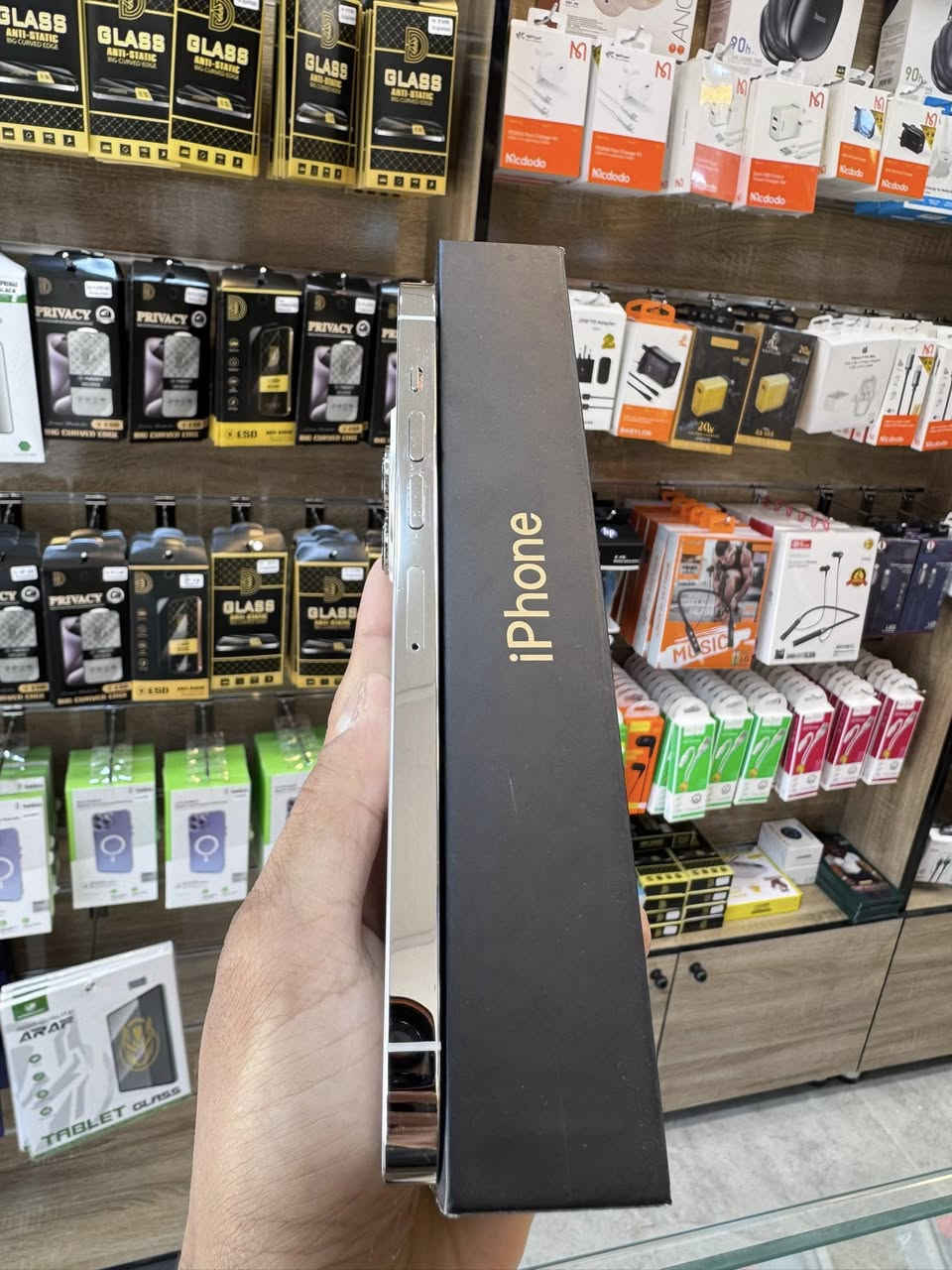 ايفون 13 برو ماكس ذاكره 256 بطاريه 92 نضافه 100‎%‎🔥 زلغ مابي هو والجديد سوه نموذج M لونه المميز كامل ملحقاته وتر بروف وبلحاسبه كله نورمال وتر بروف يعني كلشي ممبدل بي وبي وتأخذه ضمان وصل 5 ايام اي مشكله او عطل يستبدل فورا 
السعر 750🔥 الف 
العنوان بغداد البياع شارع 20 قرب 
مجمع دينار ونص مركز عيسى فون
📞***********
