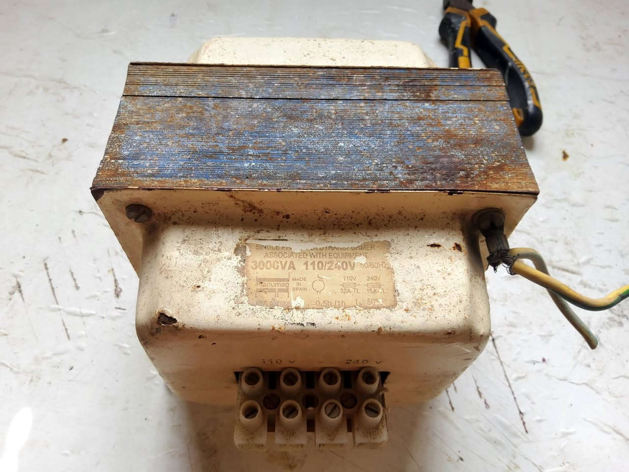 السلام عليكم .محولةللبيع 110 فولت 32 امبير . اسبانيةالصنع.سعر ٥٠ ألف مكان بغداد الشعب . لايوجد توصيل للاسف *********** .
