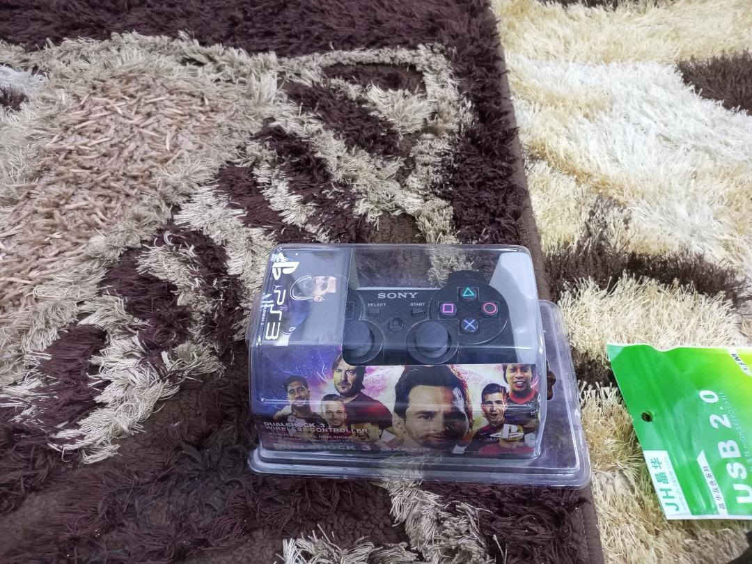 السلام عليكم 
بلي٣ باله اصلي كامل الملحقات
يحتوي عله جوستكات عدد2وايرليس
يحتوي على هارد 320 كيكا بداخله 57 لعبه
منوعه قويه ضمنه بيس  2020 و بيس 2018 و GTA5 و جي تي اي سان اندر ياس وحربيات 
يحتوي عله كيبل HD
يحتوي عله واير كهرباء مع وايرشحن  مع 2جوستك
 بسعر 125الف وبي مجال 
*********** واتساب فقط 

سبع قصور شارع المشروع
