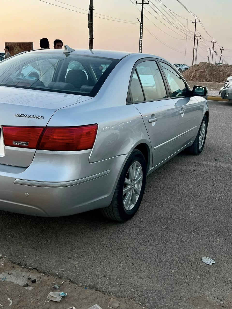 السلام عليكم 
سوناتا 2009 بغداد بسمي 🇮🇶
وارد أمريكي  جديدة بمعنى الكلمة 🇺🇸
 مكفولة من الصبغ حتى دعاميات فقط بيها بارد 3 مكانات 
باب مفتوح نفس ليبل ابيع مبدل حتى ماتعبني 
ماشيه 119 ميل حقيقي ابد ما ملعوب بيها 
كير مكينة مامفتوحه شرط لا بخار لا تنقيص 
تخم تاير قبل سبوع شاده كوري الاصلي 🛞
منظومة تبريد كلها جديد ثلج 🥶
سيارة احلى من صور 
سيارة تحتاج ترتيب بوش حداديه تعبانات فقط
غير هيج مابيه اي ملاحضه 
السعر 💵 130 بيها مجال بسيط حك جيه 
مو شراي لا تعبني الي يدور جديد يعرف قيمتها بالسوك وسعارهن معروفه
مكان السيارة كوت ناحية شيخ سعد 
***********
