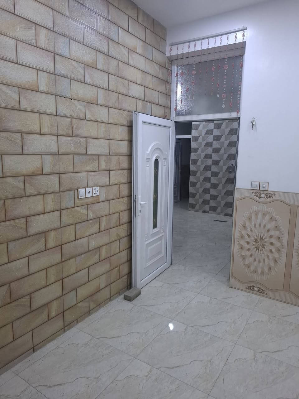 سلام عليكم بيت حديث طابق ثاني للأيجار استقبال ومطبخ
وغرفة نوم والمحقات كلش حلو ميحتاجله ربع موضح بالصور ايجاره 350

تواصل مع الوالد ***********
