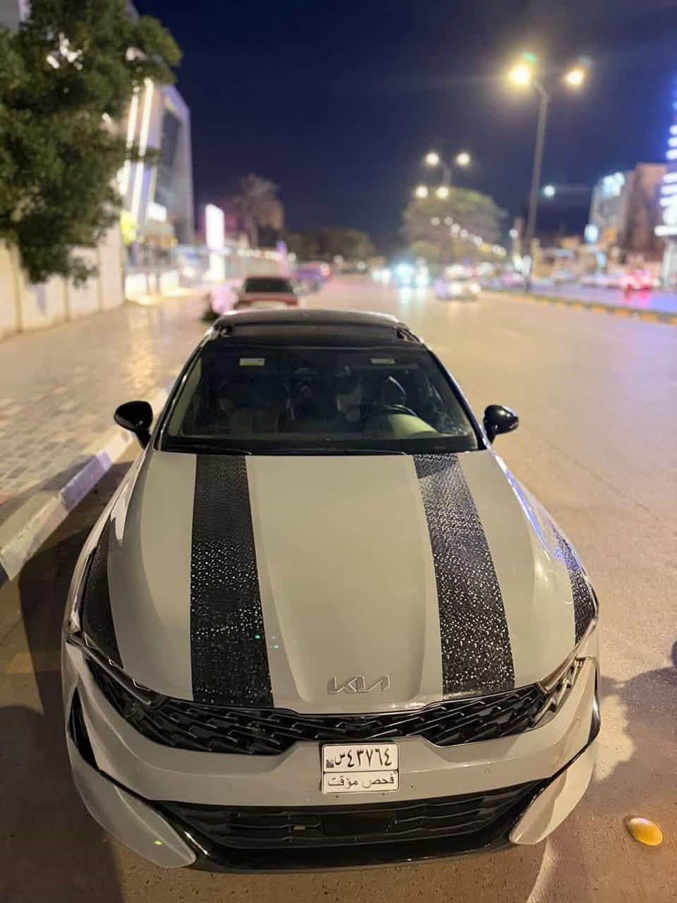 السلام عليكم
K5 GT 2500 T للبيع 2024
تعتبر كيا K5 GT بمحرك 2500 توربو (T-GDi) الفئة الأقوى والأعلى أداءً في تشكيلة K5، وهي مصممة لتقديم تجربة قيادة رياضية بامتياز. إليك أبرز المواصفات الفنية والتقنية لهذا الإصدار:
1. المحرك والأداء (Powertrain)
• نوع المحرك: 4 أسطوانات سعة 2.5 لتر مع شاحن توربيني (Turbocharged).
• القوة الحصانية: حوالي 290 حصان.
• عزم الدوران: 422 نيوتن متر (متوفر عند دورات محرك منخفضة لاستجابة سريعة).
• ناقل الحركة: أوتوماتيكي مزدوج القابض (DCT) بـ 8 سرعات "Wet Type" لتبديل سرعات فائق السرعة.
• نظام الدفع: دفع أمامي (FWD) مع نظام تعليق رياضي مخصص لفئة GT.
• التسارع: من 0 إلى 100 كم/ساعة في غضون 5.8 ثانية تقريباً.
2. التصميم الخارجي (Exterior)
• العجلات: رينجات ألمنيوم قياس 19 إنش بتصميم خاص بـ GT.
• المكابح: ملاقط مكابح (Calipers) أكبر حجماً لتحمل الأداء العالي.
• العادم: مخرج عادم رباعي (Dual Twin Tips) يعطي مظهراً وصوتاً رياضياً.
• الإضاءة: مصابيح LED أمامية "Heartbeat" مع إضاءة نهارية مميزة، ومصابيح خلفية متصلة.
• اللمسات: شبك أمامي أسود بتصميم رياضي هجومي وشعار GT.
3. المقصورة والتقنيات الداخلية (Interior & Tech)
• المقاعد: مقاعد رياضية حاضنة بكسوة من الجلد أو "SynTex" مع شعار GT وتطريزات ملونة.
• الشاشات:
• شاشة عدادات رقمية بالكامل قياس 12.3 إنش.
• شاشة ملاحة وترفيه لمسية قياس 10.25 إنش تدعم Apple CarPlay و Android Auto.
• النظام الصوتي: يتوفر غالباً بنظام Bose المحيطي بـ 12 سماعة.
• الإضاءة: إضاءة محيطية (Ambient Lighting) قابلة للتخصيص.
• الراحة: سقف بانورامي واسع، شاحن لاسلكي للهواتف، وتبريد/تدفئة للمقاعد.
4. أنظمة الأمان والمساعدة (Safety)
• نظام المساعدة على تجنب الاصطدام الأمامي (FCA).
• نظام مراقبة النقاط العمياء وتجنب التصادم (BCA).
• نظام الحفاظ على المسار (LKA) وتتبع المسار (LFA).
• نظام مثبت السرعة الذكي (Smart Cruise Control) مع خاصية التوقف والتشغيل.
• كاميرات رؤية محيطية 360 درجة. 
السعر 210$ وبيهه مجال قليل للي يحب يستفسر يتصل ع الارقام 📞
☎️📞 ،،‭ ***********‬
متوفر واتساب ايضاً والحادث مرفق مع الصور قطعتين فقط  
تبديل باب نفس لون اصلية  وجاملغ مصبوغ 
الرقم 
***********واتساب او على رقم الاتصال او خاص على صفحتي
