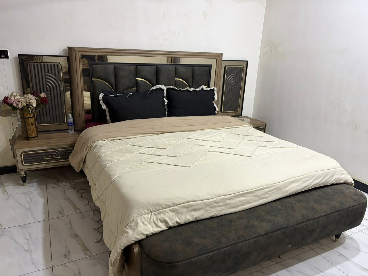 غرفة نوم مستخدمة نضافة 95‎%‎
عدد القطع 9 
كوالتي عالي 
نضام بيبان 
سعرها مليون ونص


**إذا كنت صاحب هذا الإعلان وتريد حذفه لأي سبب، رجاءا أرسل رسالة إلى الدعم الفني**