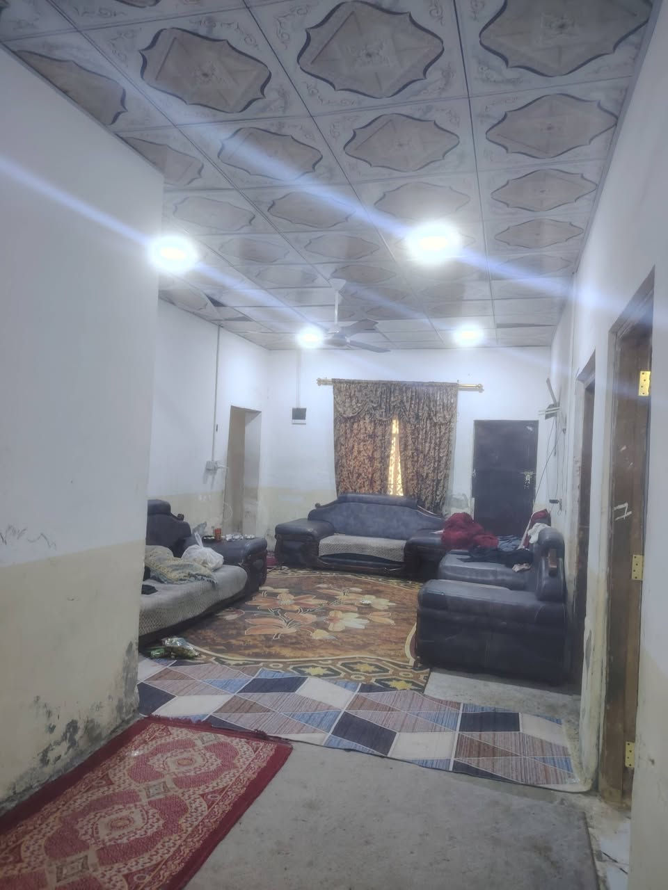 دار للبيع مساحه١٦٠  م    يتكون من غرف عدد ٢ صاله وستقبال ومطبخ صحيات داخليه وخارجيه اساس تجعيب بناء بلوك سقف عكاده البيت جاهز للسكن عنوان نهايت شارع حاتم الخير داخل فرع سعر ٢٤ مع مجال تواصل مكتب الغريري
***********
