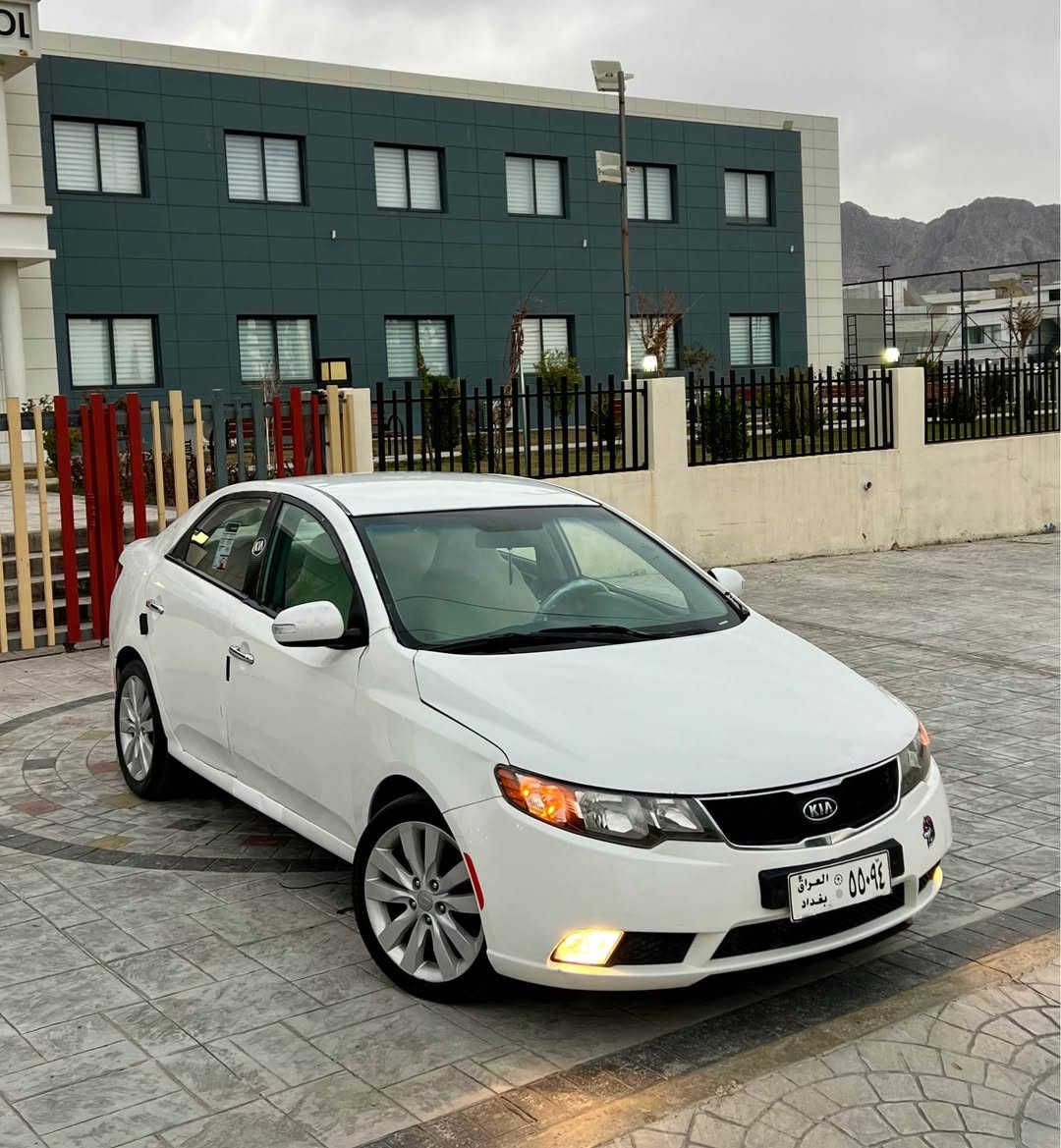 بسم الله الرحمن الرحيم(***********)
Kia Cerato 2009 بڕاوەی دوبەی
کیا سیراتۆ مواسفات کۆری ٢٠٠٩ ئیکۆ
کوشن هیتەرە دەبڵ گیڕە ناو زەردە حاسەیە
ویل گەورەیە ئاوێنە ئیشارەتە کوشن جڵدە 
گێچ زینۆن و تەنجیل بلوتوسە ABS
سوکان تەلەفون و ڤۆلیۆمە سپیری لەگەڵە
مەکینە بچوکی دکشن بەرزە مەرغوبەکەیە
تەقە و رەقە و تەبرید سارد گەرم برێک بەشەرت
سەقفی بۆیاغ نییە گیر و مەکینە بەشەرت
ناو دەرگای لای سەکن لیدرانی پیوەیە 
سعری ٤٨ کەمیک مەجالە شوین ڕانیە
*********** ڤایبەر و واتسئاپی لەسەرە رانية, السليمانية
