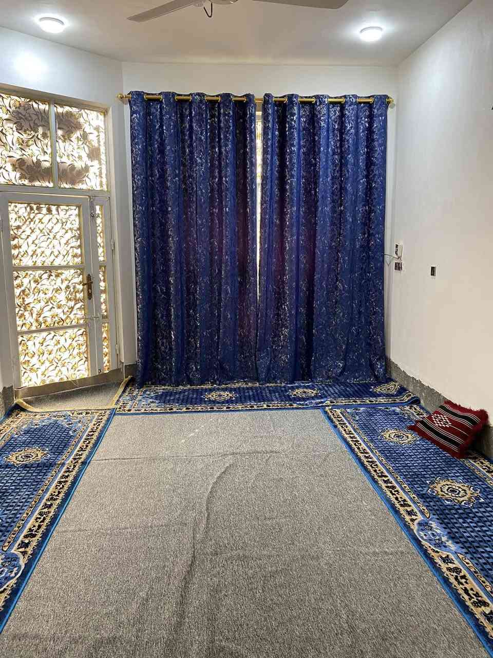 السلام عليكم بيت للبيع مساحة ٣٠٠ متر مكان السنية قرب معمل الألبان الحمران نزلت علي كيك ال بو جالي يبعد عن شارع العام ٤٥٠ متر يحتوي على كراج سياره وغرفتين واستقبال ومطبخ وصاله وصحيات داخليه للاستفسار اتصل على رقم ***********
