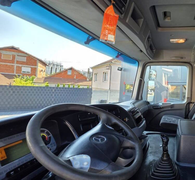 Mercedes-Benz
Actros 4146
سنة 2006
عداد 426.000 كم 
ناقل حركة يدوي 
قوة المحرك 460 حصان 
نظام المحور 8x4
شيال مجموعة JF
السعر 430 ورقة
شامل كمرك ونقل


**إذا كنت صاحب هذا الإعلان وتريد حذفه لأي سبب، رجاءا أرسل رسالة إلى الدعم الفني**