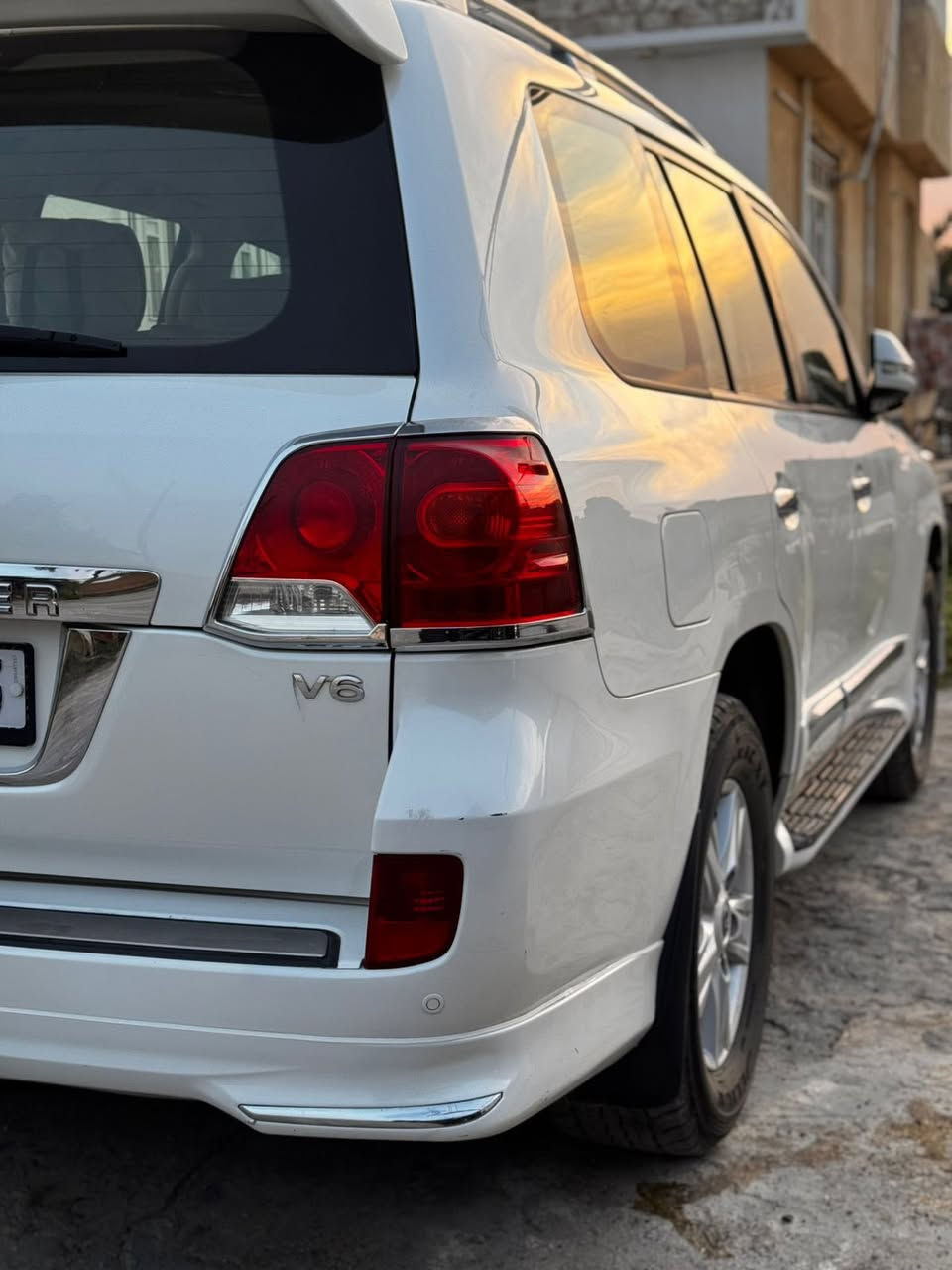 السلام عليكم لاندكروز موديل 13 بريم ماشية180 ألف حقيقي رقم بغداد بأسمي تحويل مباشر , السعر340 وبيها مجال للشراي ، تواصل على الرقم أو خاص 
0772 243 2167
