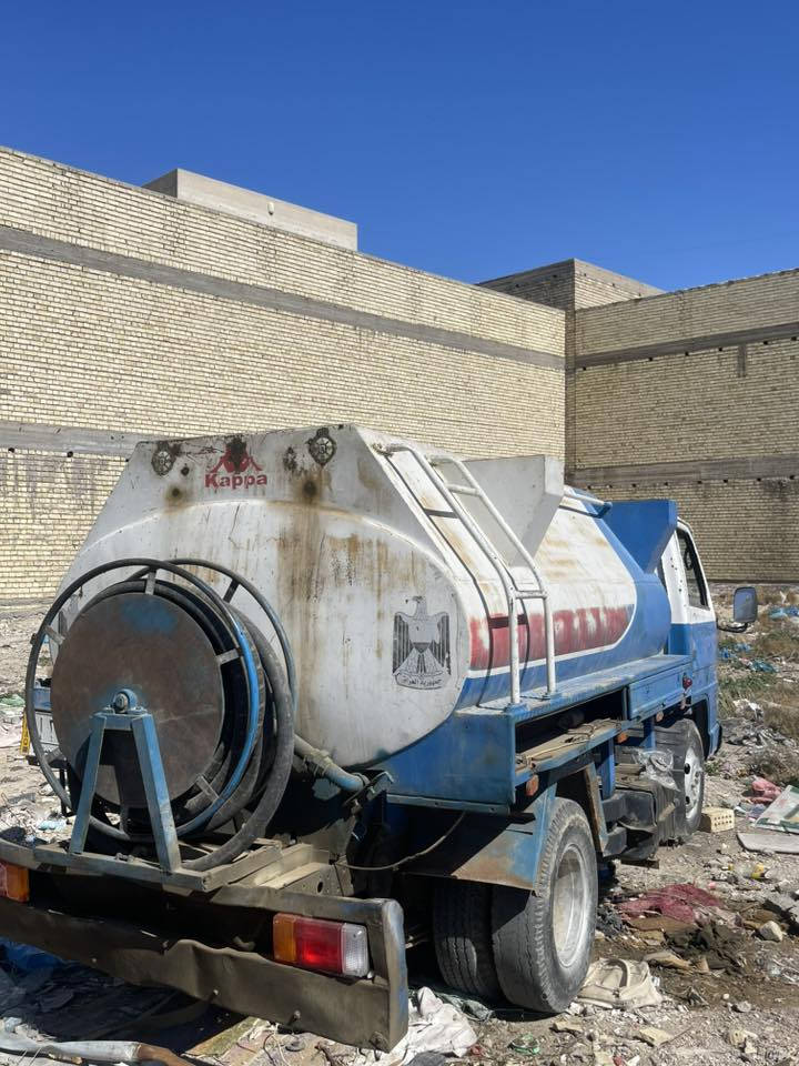 سلام عليكم تنكر ازوزا ٣٣٠٠للبيع جاهزه لشغل رباعيه خنزيره جديده عداد ياباني تخم تاير جديد باتري جديد اي نقص مابيهه تاخذهه كبل لشارع سعرهه ٤٢ورقه وبيهه مجال بكاني بغداد الحريه رقم ***********
