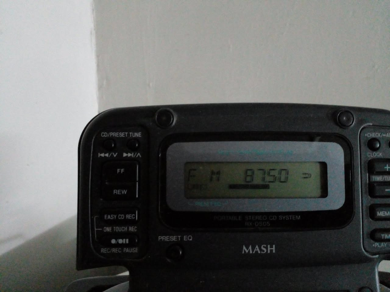 مسجلات Panasonic  يعمل راديو FM  وAUX  فقط     سعر الجهاز الواحد 45 الف   ومسجل Panasonic صغير بعمل راديو ومسجل بدون AUx سعر 50  الف  ومسجل Panasonic   عاطل  سعر الجهاز  15 الف  بغداد  ***********
