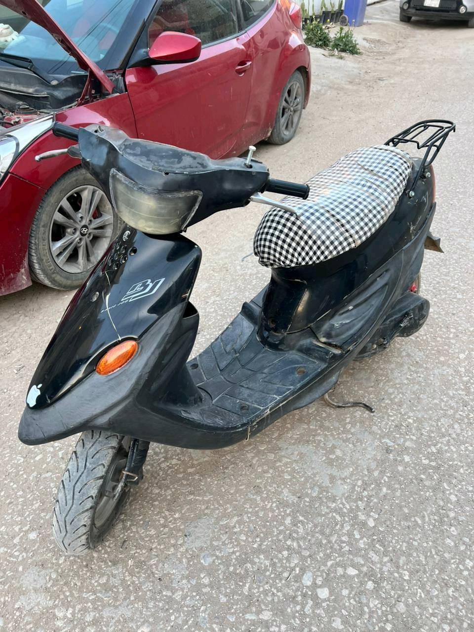 السلام عليكم دراجه بيجي تسع زروف الدراجه كهربائيات كله شغاله ما عدة السلف ميشتغل لدراجه خير من الله محرك ناعم شلعه معدل لدراجه بلادي لسعر 200 وبيه مجال حك الجيه المكان شارع 80 مقابيل مول نون
شنو سعر البيع؟: 
200000
وين موقعك للمعاينة؟: 
شارع 80 مقابيل مول نون
