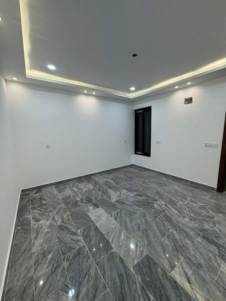 بيت 144م للبيع في منطقة حي البنوك / خلف لحوم البركه
محلة 319 

بناء حديث فول درجى اولى

واجهـة 4٫80م* نزال 30م

يحتوي على 

كراج سيارة

الطابق الارضي 

مدخلين للبيت ( مدخل استقبال منفصل ) 

ومدخل مطبخ + مطبخ حار

هول وجلسه + مطبخ + منـور 

+ حمام كبير + غرفه نوم 

الطابق الاول 

3غرف نوم كبيره + حمام )

الطابق الثاني 

بيتونه كبيره تنفع مخزن + سطحين امامي وخلفي كبيرين 

للاستفسار الاتصال بالرقم او مراجعة مكتب الجوهرة للوساطة العقارية الكائن في شارع الكنيسة 

***********
