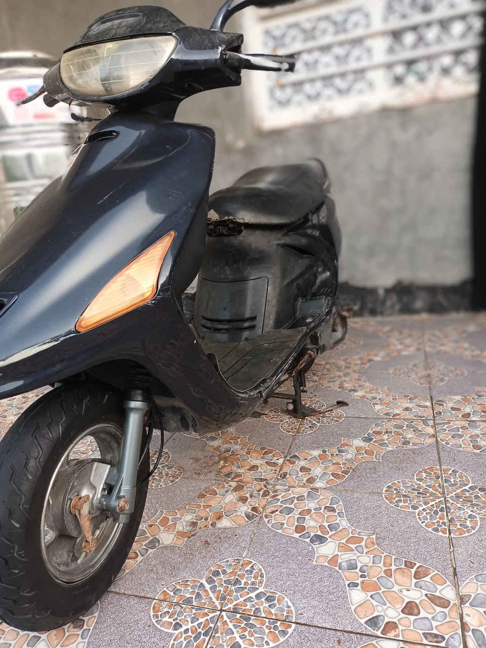 السلام عليكم البيع درجة فراشه مكينه خير من الله 
سلف هندر شغل 
كهربائيات شغاله
كفرات بلاد
مكان حله ورديه خارج
السعر  300 وبيها مجال
***********
