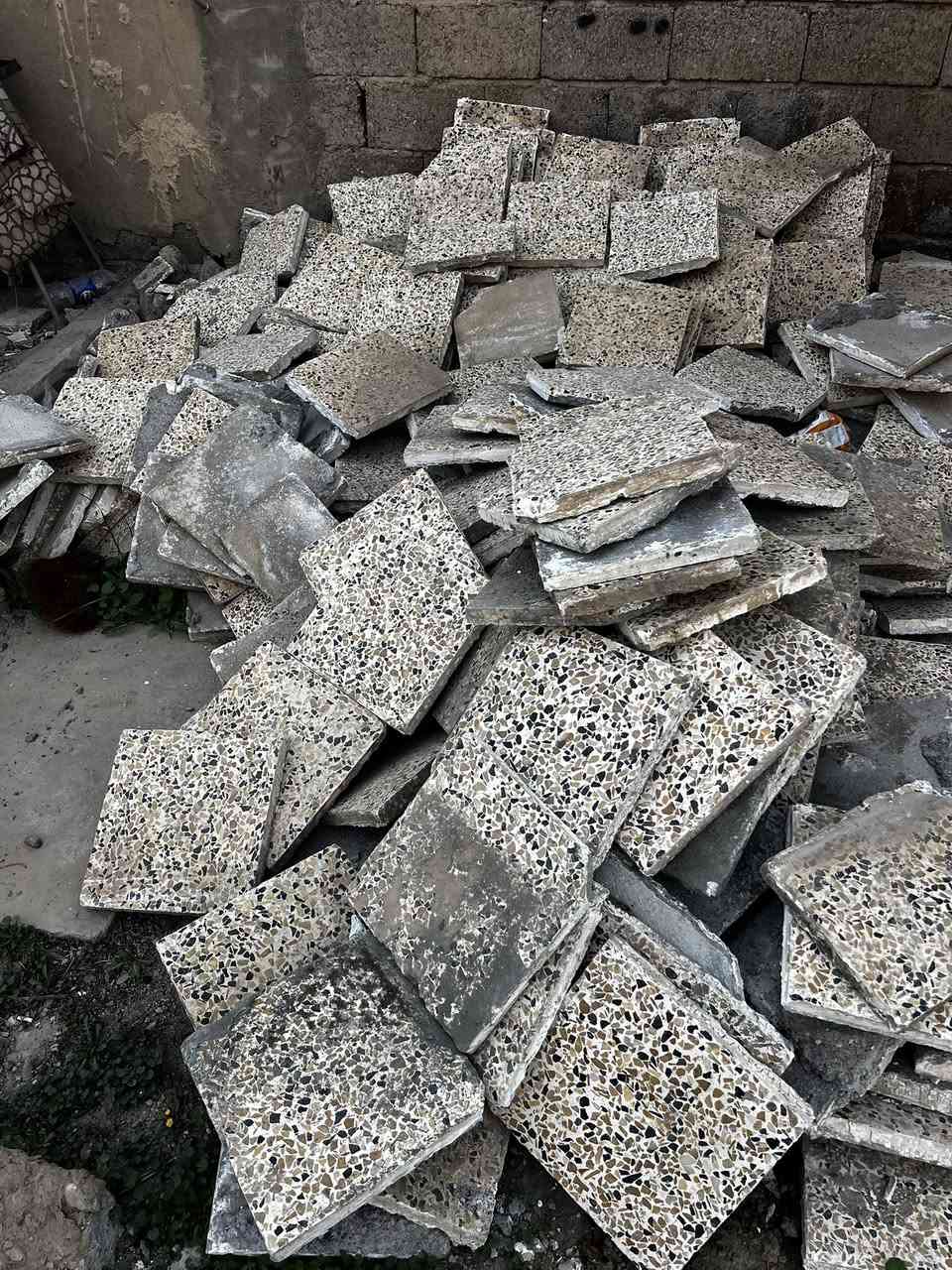 كاشي تقريبا 450كاشيه الى 500كاشيه
يفيد اهل القالب
تريد تطبيك هم يطبك شلع  ابيعه ب100وبي مجال بسيط 
***********
