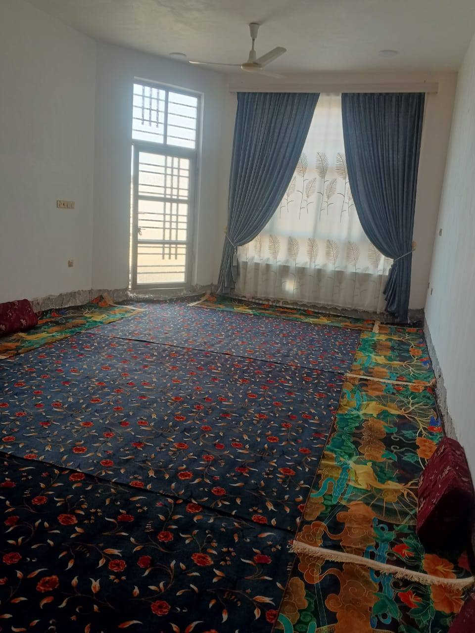 بيت للبيع طابو زراعي سند ٢٥ طويريج  الرشيدة قرب اسواق التين والزيتون يبعد عن الشارع مسافة قريبة جدا المساحة الكلية  280 متر اقرار محكمة يتكون من   استقبال ٩ * ٤ ونص  المطبخ ٥ * ٤. غرفه النوم ٥ * ٤ المنور ٢ونص * ٤ الحمام ٢ ونص * ٤ الكراج ٤ * ٥  الحديقة ٦ * ١٤  كهرباء ماء مجاري  كامله الكهرباء بواري 
 للمعلومات البيت بي نواقص بيبان خشب عدد ٢ و المطبخ والحمام يحتاجن سيراميك والبيت يحتاج كوله ارضية يباع نقد او اقصاد
***********
***********
