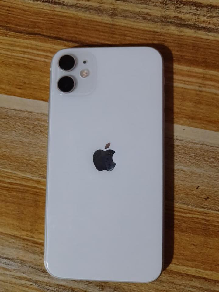 ايفون 11 عادي للبيع الجهاز نضافه 100/99 الجهاز نضيف حيل فقط بي فطره خفيفه ما مأثره عل شاشه نهائياً وما تعلك شاشه بلاديه ومامفتوح جهاز بطاريه 94 بلادي +سماعه الاماميه ناصيه بالتصالات السعر 230وبي مجال لتواصل رقم واتساب ***********
