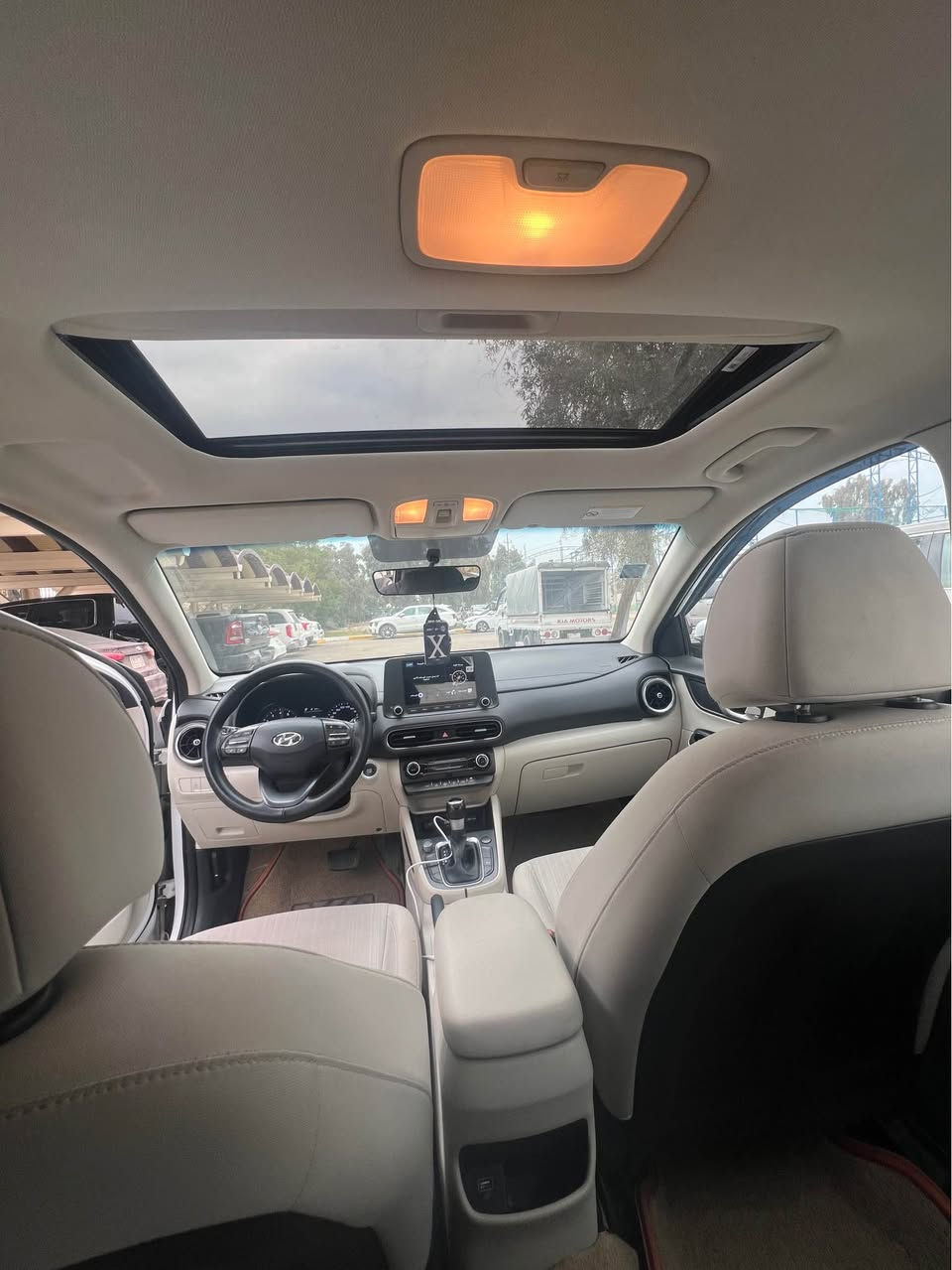 كونا مديل ٢٠٢٣ خليجي 
كفاله عامه 
ماشيه ٤٤km
محرك 2000 دوش 
فول موصفات السياره 
فتحه سقف 
بصمه ابواب 
تشغيل عن بعد 
كشن كهرباء 
شحن واير ليس
تبريد بيانو 
اشاير بل مري. 
مري شفط 
 بصمه 
تحكمات استيرن
٤انظمة قياده
سياره فول موصفات. ١/١ 
السعر ١٧٣ بيه مجال حك الجيه. 
مكان مصفى الدوره  
*********** بغداد, العراق
