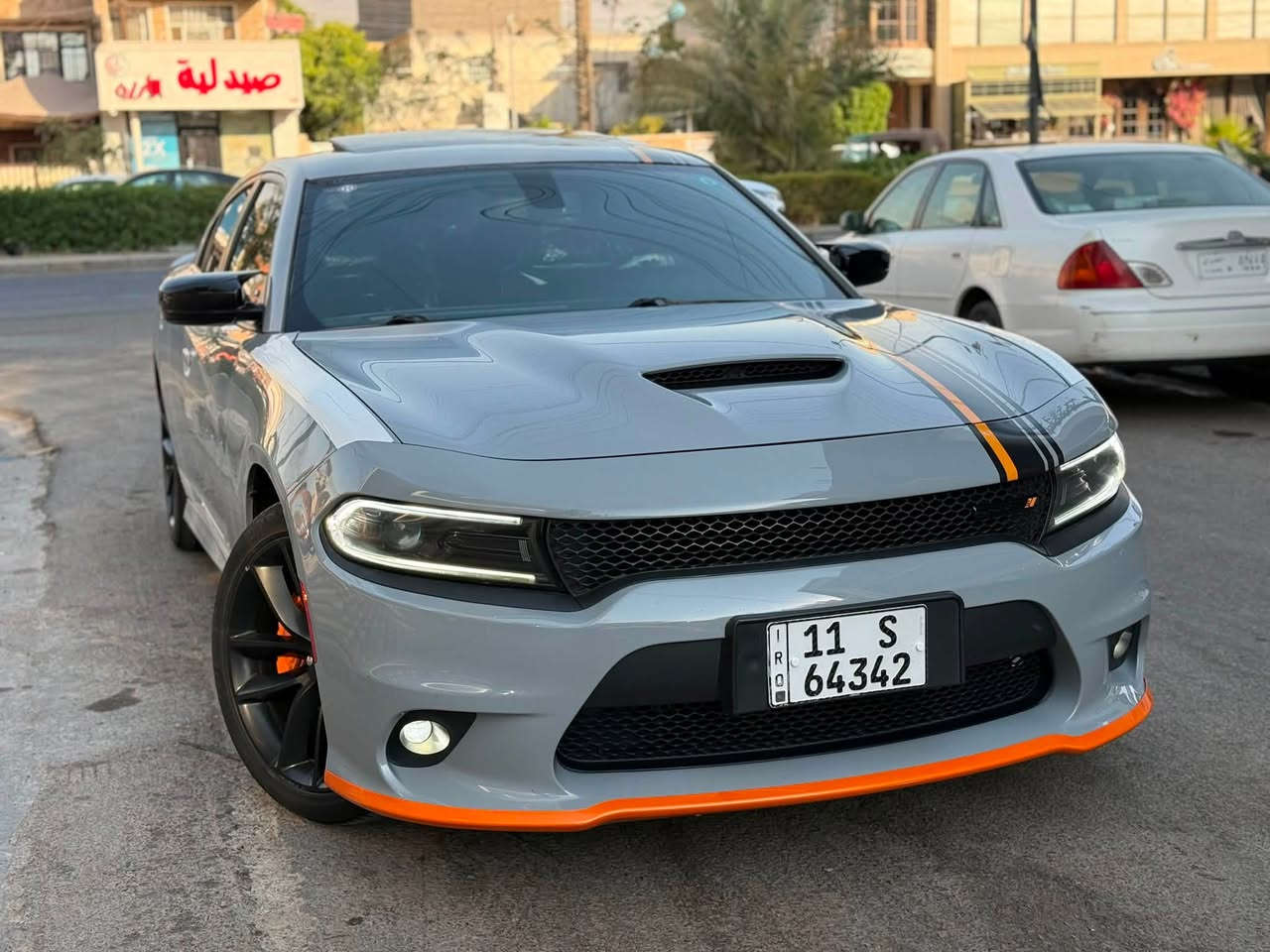 سلام عليكم
جارجر 2022 اورنج ادشن 
خليجي وكالة هارلم
بصمة
فتحة
مثبت سرعة
super track pak
كروز سرعه
شفتات ستيرن
ويل جبير
فج بريمبو
لد امامي وخلفي
حساس امامي وخلفي
شاشه ابل كار بلي
تحكم ستيرن جهتين
تشغيل عن بعد
كشنات جلد ومخمل 
وبعد بيهة هواي مواصفات 
السيارة رقم بغداد وباسمي ومكاني بغداد ومكفوله عامه من الصبغ والفتح والتبديل والشخوط والرصعات
بس بيهة ملاحظتين
3 اماكن زغار جدا pdr وربع دعاميه خلفيه صبغ فقط 
رقمي 
*********** مكان سياره بغداد البنوك
