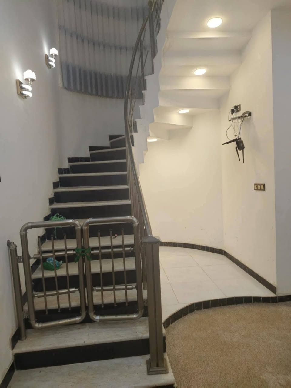 بسم الله الرحمن الرحيم
دار سكن في حي المثنى
مقابل سوك سفان كلش قريب للشارع العام 
المساحه ٢٠٠ الدار بناء ٢٤ طابق واحد مسلح
يتكون من غرفتين واستقبال وصاله ومطبخ وثلاث مجمعات صحيه وعالي عن الشارع 
ملاحظة // الدار مطلوبه الى صندوك الاسكان مبلغ وقدره ٦٦ مليون ينزل من السعر الكلي الي هوه ١٩٠ واي تفاصيل أخرى
مراجعة مكتب الاصالة للعقارات
***********
