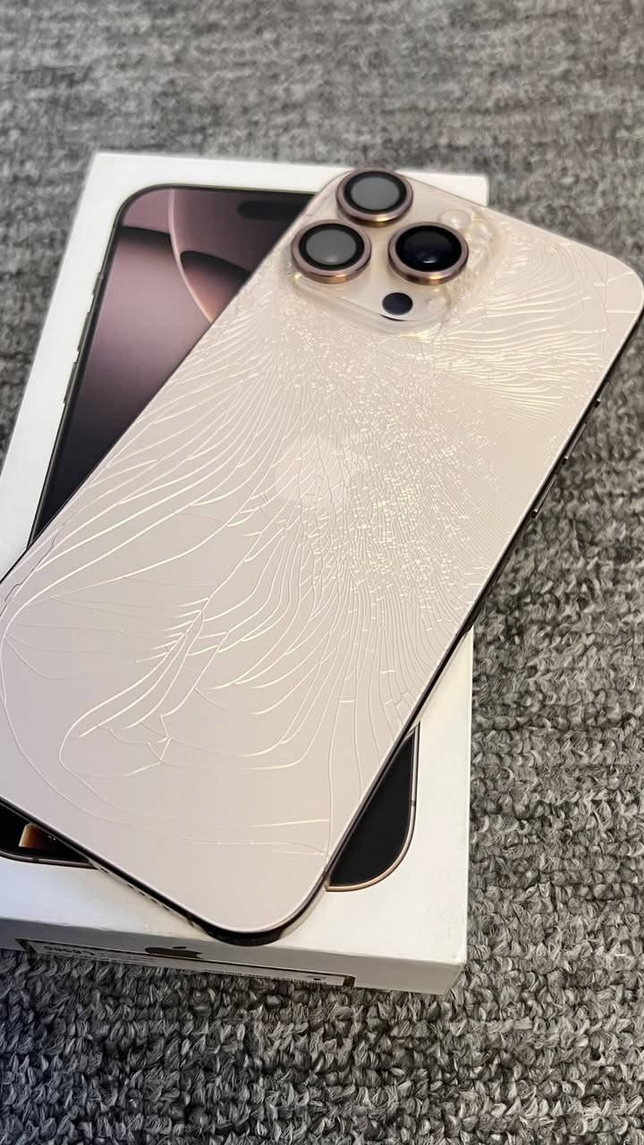 ايفون ١٦ برو ماكس ذاكره ٢٥٦ بطاريه ١٠٠/١٠٠ عدد دورات الشحن ١٤٨ بعده بالظمان ظمان ماسترر اصلي لا مجدد ولا شي ظهره مكسور السعر مليون ١٠٠ نهايته رقمي ***********
