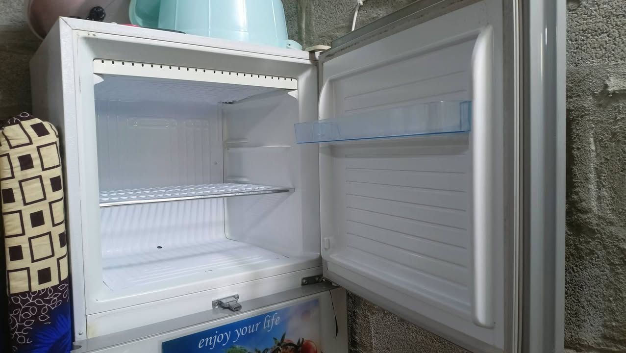 ثلاجة للبيج نوعيه اس الجي 18 قدم فريزر خارجي جام بلازمه استخدم 5 شهور نضافه 100/90 شرط النضافه العنوان موصل ايسر رشيديه السعر 300 ققلها *********** اتصل او وتساب
