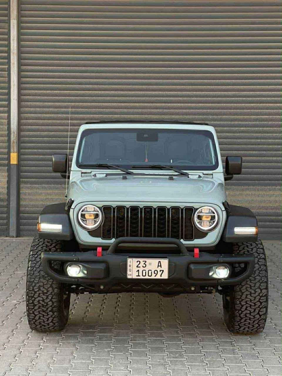 Jeep Wrangler sport 2023🩶
➡️محرك 4 بستم توربو بنزين 
سيارة مرتفعة من امريكا 
🩶لون سمنتي جديد مميز 🩶
⛓️ماشية 29 الف 
🖥️شاشة وسط  
🎆 جامات كهرباء عدد 4
🆎بصمة تشغيل 
📳 Car play  
⬆️سقف فايبر كلاس متحرك 
↕️تثبيت سرعة 
✅ 4X4 
⛰️طخم تايرات جبلي 
📷كامرة خلفي 
🔍Media (Tipe\C & USB)
➿traction control \ مانع انزلاق
➰نضام تسلق 
🔘 Auto Start 
♾️دشبول الكتروني 
✔️سيارة بيهه نص جاملغ خلفي فقط بدون دواخل بدون ايرباك

📲***********
📍سليمانية  
سعر 285 ورقة قفل رجاء سعره قفل علمود معاملة لتخابر ❤️ السليمانية, العراق
