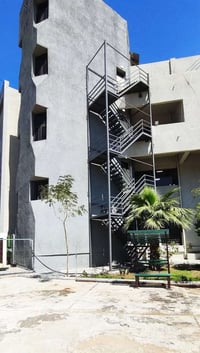 ركائز حديدية • درج طوارئ • مقاوم حريق