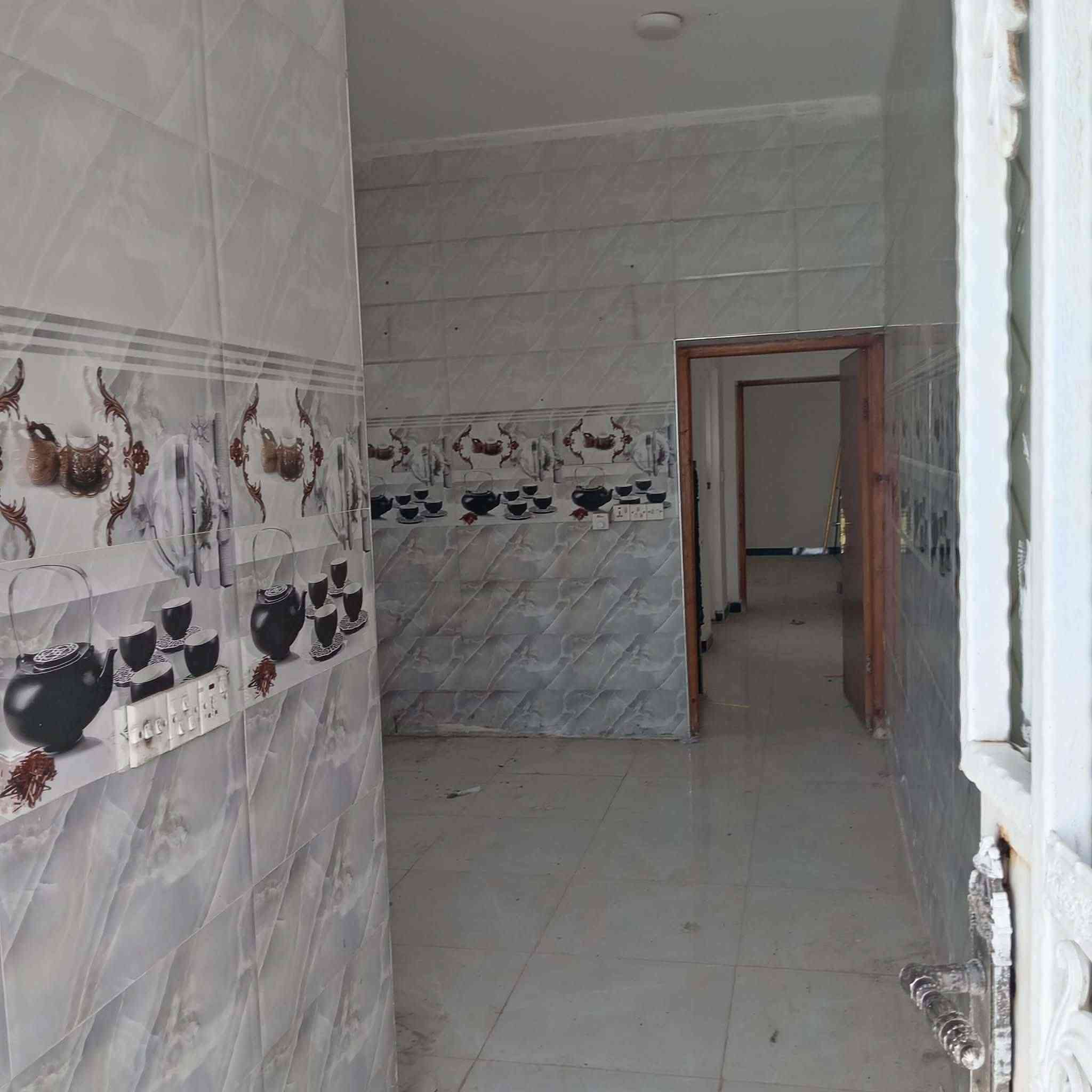 سلام عليكم بيت للبيع المساحة100م بناء جديدة على طريق السنيه بحي الامين للاستفسار على***********
