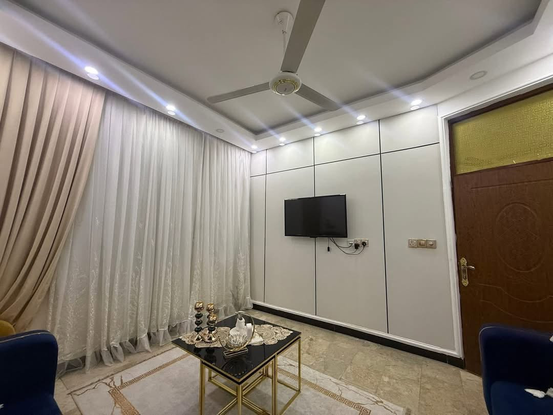 بيت للبيع مساطحة ساحة الحمزة قرب مستشفى الولادة الحبيبية  65 متر 6.5 *10 بناء حديث الموقع جيد قريب على الشارع 

الطابق الأرضي / يحتوي مدخلين ستقبال + مطبخ بارد + هول حولي + مطبخ حار + منور + صحيات

الطابق الأول / يحتوي على غرفتين منام + صحيات 
الطابق الثاني / يحتوي على بيتونة كبيرة + سطح 

ارضية الطابق الأول مرمر
ارضية الطابق الثاني بورسلين 
***********
