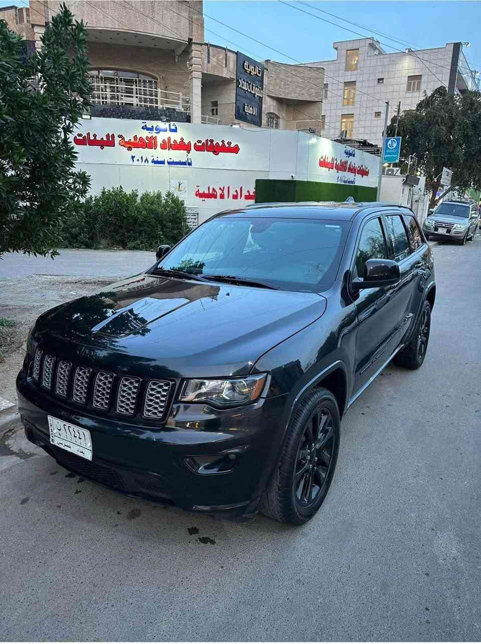 السلام عليكم 
جيب كراند شيروكي مديل 2017 فول بلاك توب
محرك3600/V6 سلندر
ماشية 185km وليس mi
شاشة دشبول كبيره
مقعد السايق كهربائي 
كشنات جلد بلادي
تبريد قطعتين
فور ويل 4*4
تدفئة تبريد كشنات امامية
تدفئة ستيرن
بصمة تشغيل وابواب
صندوق كهربائي 
شفتات بالستيرن
حساسات خلفية 
رادارات امامية خلفية
تشغيل عن بعد
فتحة سقف
وبعد بيها مواصفات هواي
صور الحادث والسونار مرفقة بالمنشور 
السعر 183$ مكان السيارة بغداد الشعب
رقم الهاتف*********** بغداد, العراق
