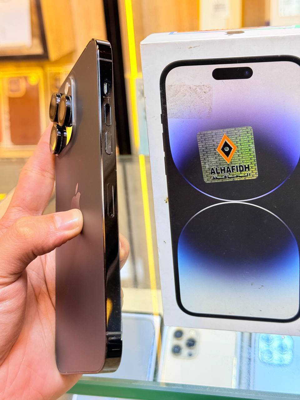 🌙🌙 عروض شهر رمضان  🌙🌙
أيفون14 برو ماكس دبل سيمكارت ( خطين)  ذاكره 256 بطاريه 90  فول نضافه  ممبدل بي شي مع ضمان5ايام كامل ملحقاته  وتر بروف عل حاسبه كله نورمل⭕️متوفر اقصاد رافدين منصه⭕️ 
 مكاني بغداد البياع شارع 13 مركز الريس للموبايل
السعر 850 الف  
***********
