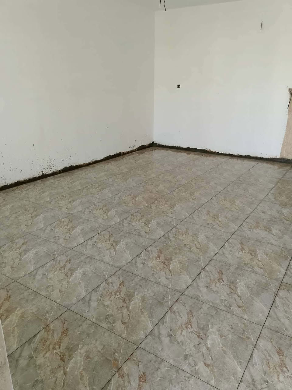 خلفه سيراميك لتركيب الأرضيات والجدران وألواح وكاشي وبايات شغل درجة اولى متفرغ في بغداد ***********
