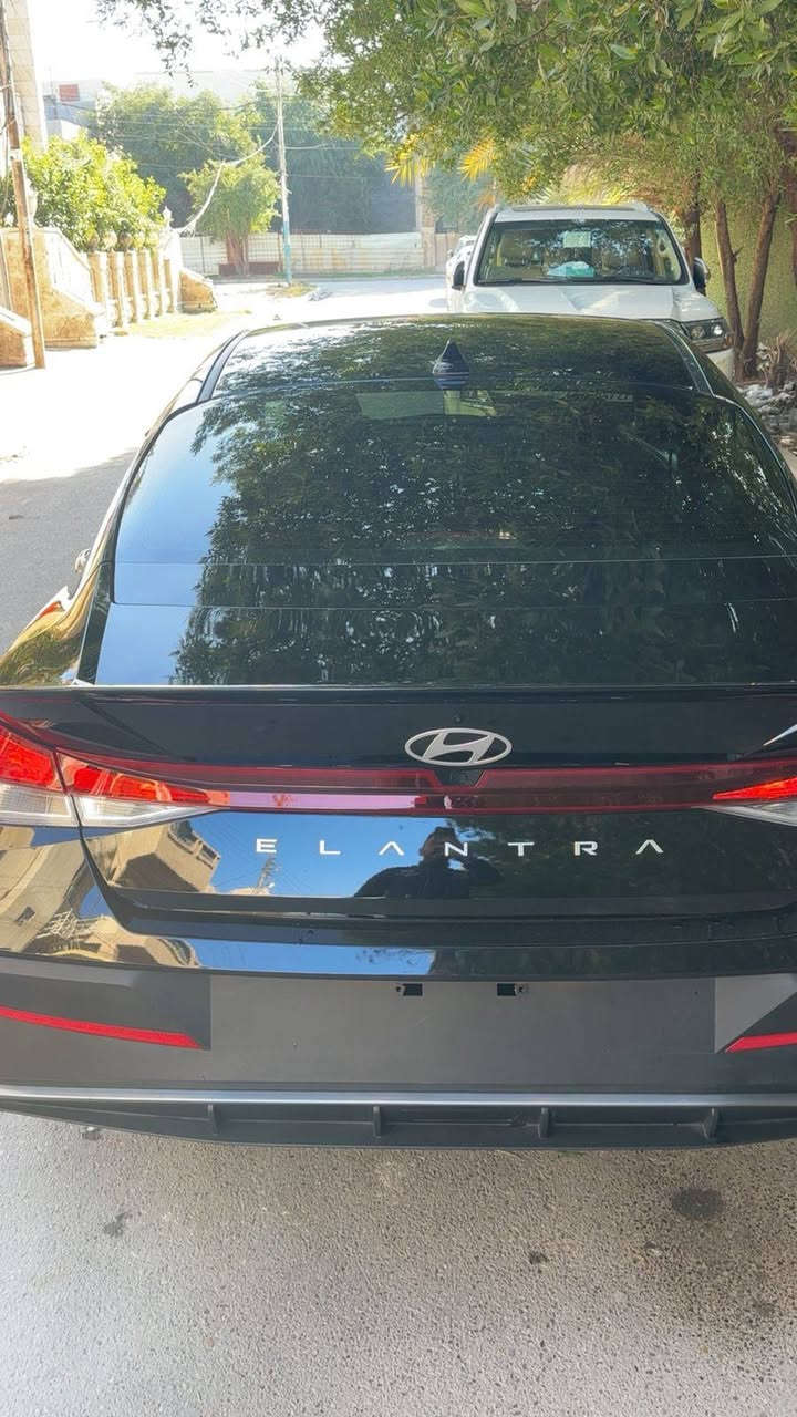 السلام عليكم الانترا موديل 25  الشكل الجديد   منفيست باسمي تحويل ثاني يوم ماشيه 2000 فقط حادثه موضح بالصور فقط بارد بنيد شبر وشويه من جاملغ بارد بدون دواخل ولا شي سياره بدون صبغ ولا تبديل مواصفات فول عده فتحه مواصفات بصمه ويل كب كبير رادارات امامي خلفي لايتات زنون تشغيل عن بعد جنطه ذكيه توقف ذاتي شاحن واير ليس باقي مواصفات معروفه مكان سياره بغداد السعر 148 وبيه مجال بسيط الاتصال على الرقم ***********
