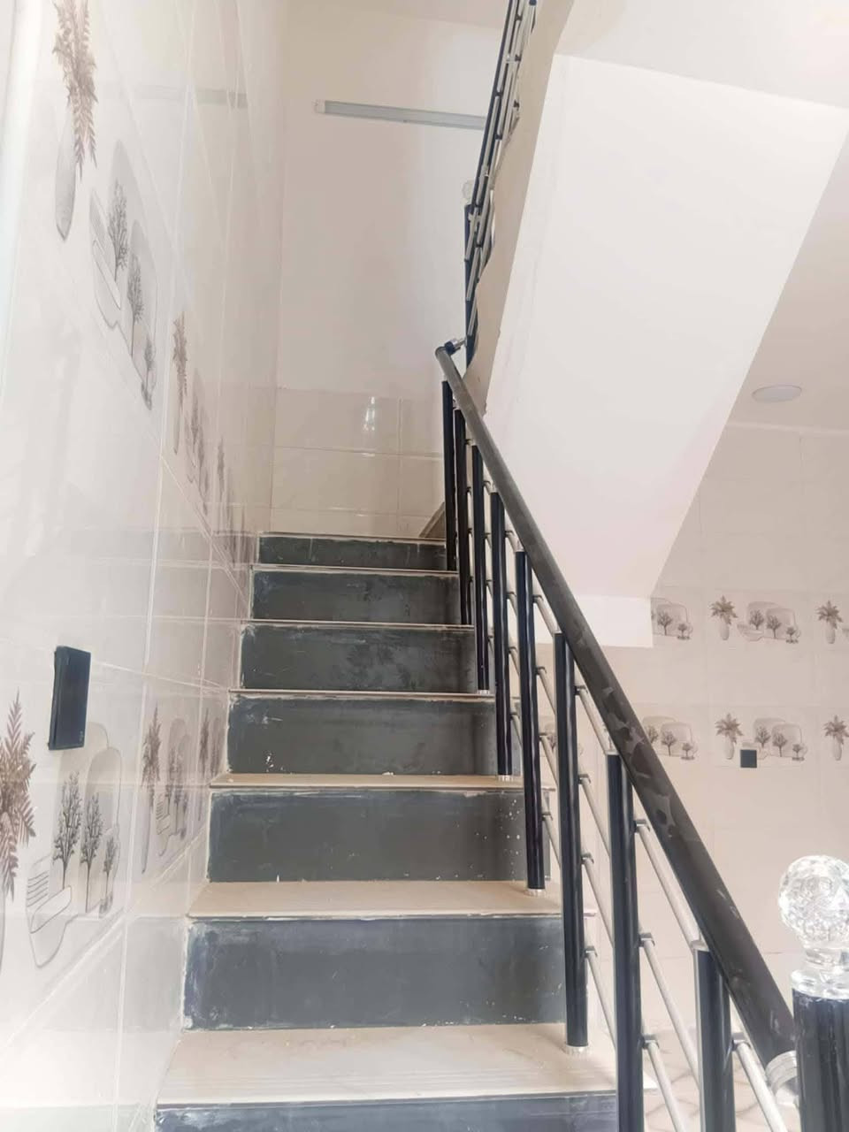 سلام عليكم دار  للايجار الشعب الجمعيات مساحه 50 قاطين بناء حديث ايجاره 500 هاتف***********
