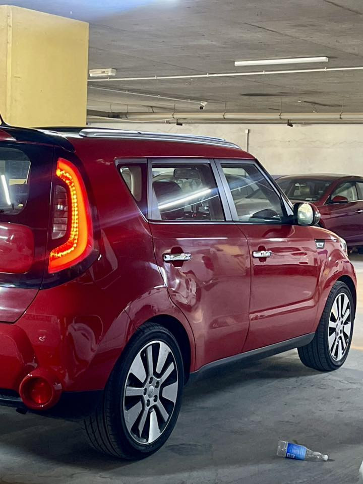 السلام عليكم
كيا صول خليجي 2016
فول مواصفات 1/1
1600 دوش 
رقم وهزه وسنويه جديده بسمي

مواصفات
بصمه. 
تبريد بيانو
. اشاير ترحيب. 
مري شفط
لد نهاري. بك لايت لد
بنوراما
كشن كهرباء
داخل جلد اسود.  
حساسات خلفيه
ويل 18 بلادي. 
تايرات 4 جدد 
البصمتين موجودات مالاتهة 
السياره كلهة على وضع الشركه بعدهة 
بيهة قطعتين خلفيات صبغ صارت بيهة ضربه

السعر 127 وبيهة مجال 

***********
