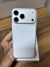 ١٧ برو ماكس esim شريحة الاكترونية ياباني للون سلفر نظافة الجهاز ١٠٠٪؜ ...