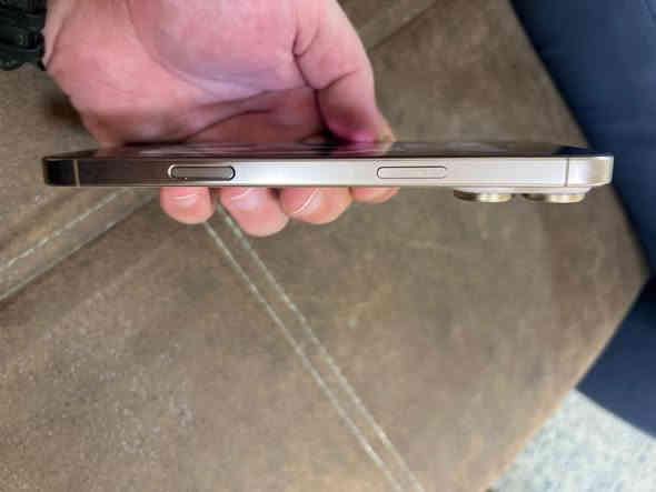 السلام عليكم … 
اي فون 16برو ماكس 
ضمان (ماستر) 
بطارية 98 
ذاكرة 256 
نظافة 100‎%‎ ماطالع من الكفر 
السعر :1.500.000  السعر نهائي 
للتواصل :***********
الموقع : بغداد / حي الجهاد
