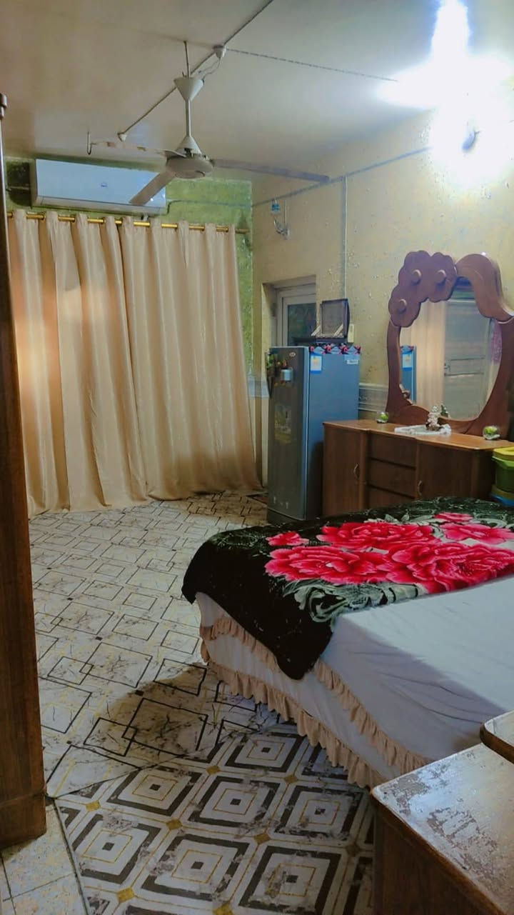 السلام عليكم 
بيت للبيع في حي التأميم الأولى طابقين والثالث بيتونة وسطح 200م موقع مميز على ساحة وخلف مدرسة الرواد البيت حاليآ مشتملين وتكدر ترجعة بيت واحد للأستفسار ***********
