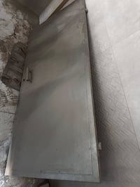 باب جديد غير مستعمل مجرد متروك يعني شي بسيط الباب حديد ثقيل درجه اولى ...