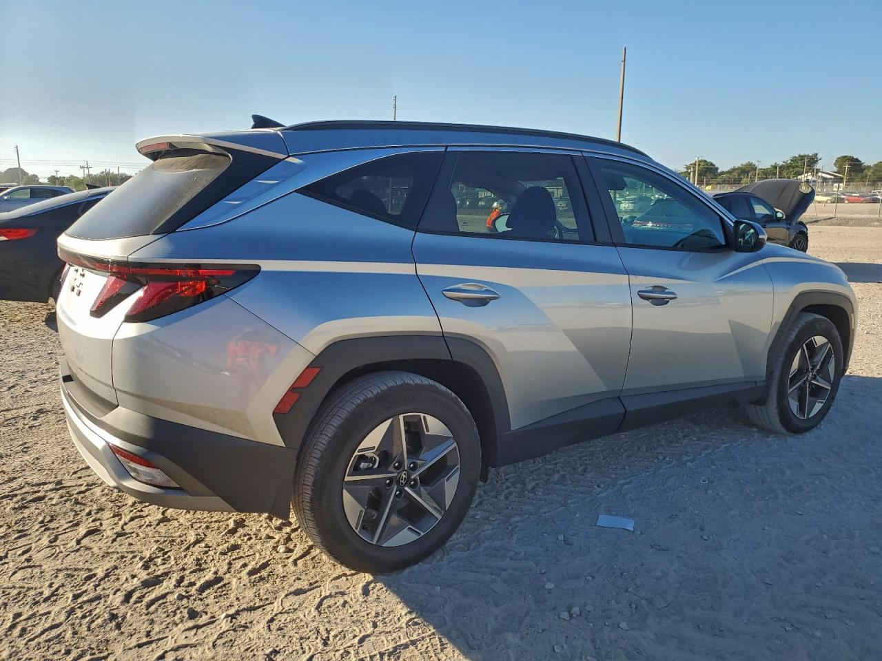 #أعـــلان_مــــــــــزاد #مكتب_بوابة_دبي
سعر نقل مخفض الى جميع الموانئ
ـ نوع السيارة : 2025 HYUNDAI TUCSON SEL
ـ تاريخ المزايدة : 29/1/2026 الساعة 6:00 مساء 
ـ السعر : حسب تاريخ المزايدة المذكور أعلاه: 300$ دولار 
ـ الضرر والمواصفات : حسب الصور المرفقة
-جميع السيارات الهايبرد الكهرباء معفي
من الكمرك الضريبة والرقم مجاناً
ملاحـــظــة .. السيارات المعروضة داخل الصفحة هي مجرد نماذج بسيطة للمزاد
وللمزيد من المعلومات الحضور الساعة الرابعة عصرا الى مقر الشركة الكائن في:
شارع الحزام الاخضر المدينة المايئة- مقابيل حي العدالة #النجف_الاشرف
المكتب ***********
زيد الطفيلي***********
عبد الله الزاملي***********
للانضمام لكروب الواتساب اضغط ع رابط
https://chat.whatsapp.com/HEg5DTFOYCnFPwSoSvOuuq
