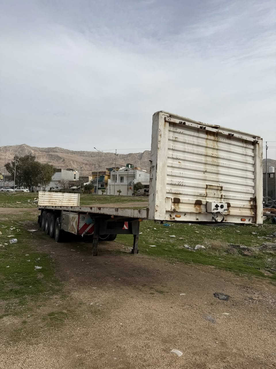 السلام عليكم عربانه فلات 4 دناكير جوبلس 2 ثابت 2 سحال وياه جناب متر  شركه حازم حداد فصل وربط مكان دربنديخان ***********
